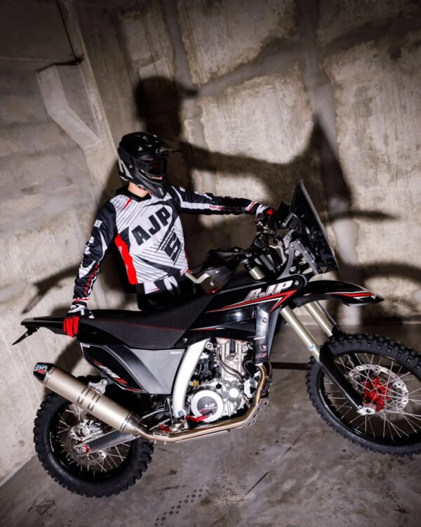 622694648_18390711385146385_8488650695118044926_n AJP PR7 650 ADVENTURE BLACK EDITION